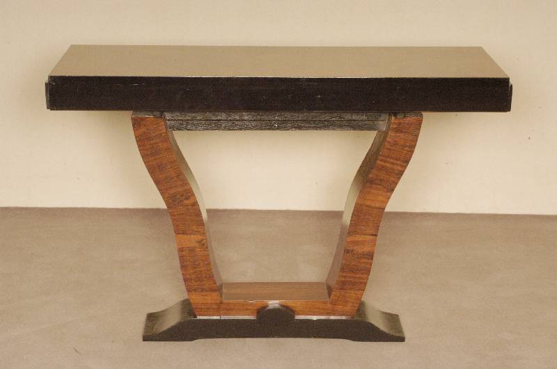 ArtDeco-Konsole, Frankreich, um 1920, Riopalisander gespiegelt furniert, zum Teil schwarz abgesetzt, Fuß in typischer Lyra-Form geschwungen, ...