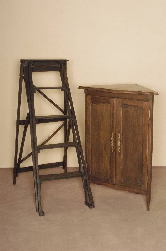 Bibliotheksleiter, England, um 1910, Hartholz gewachst, mit Klappmechanismus, klassischer Aufbau mit mehrfach verstrebten Tritten, wohnfertig ...