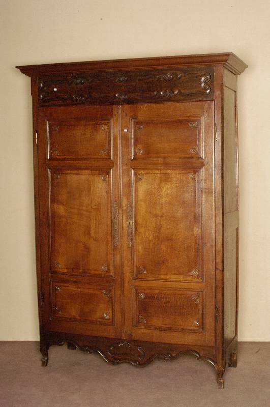 Schrank, Frankreich/Normandie, um 1820, Eiche floral geschnitzt, zweitÜriger Korpus mit gestufter Kranzleiste, TÜrinlets mit profiliertem ...