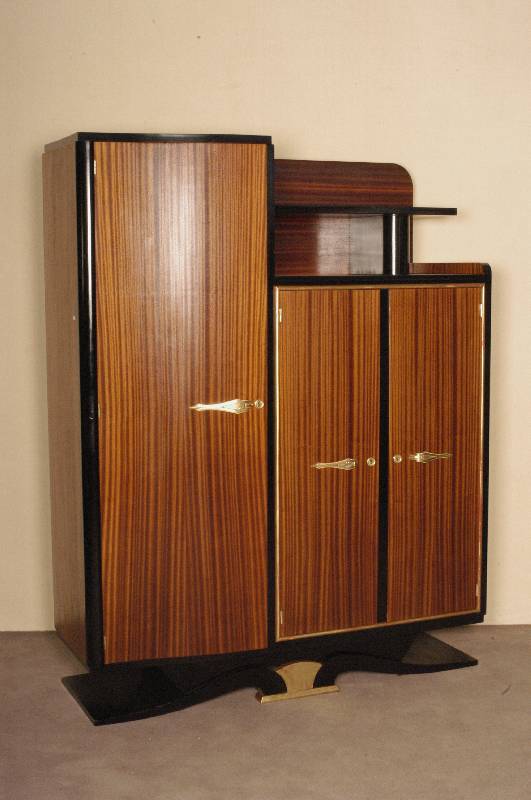ArtDeco-Schrank, Frankreich, um 1920, Mahagoni in gespiegeltem Bild furniert, zum Teil schwarz abgesetzt, elegant geschwungener Korpus, große ...