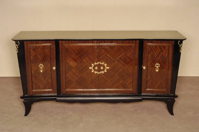 ArtDeco-Sideboard, Frankreich/Paris, um 1935 , Riopalisander in gespiegeltem Bild furniert und teilweise ebonisiert, elegant geschwungener Korpus, ...