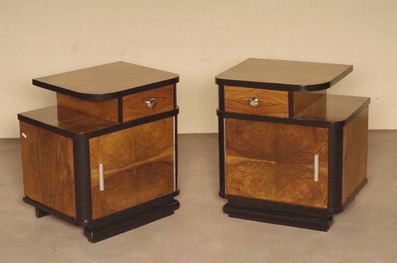 Paar ArtDeco-BeistellschrÄnke, Frankreich, um 1920, Nußbaum in gespiegeltem Bild furniert, Kanten und Sockel schwarz abgesetzt, ChrombeschlÄge, ...