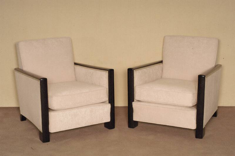Paar ArtDeco-Sessel, Frankreich, um 1920, Hartholz schwarz glÄnzend gefaßt, in handwerklich traditioneller Art mit pflegeleichtem cremefarbenem ...