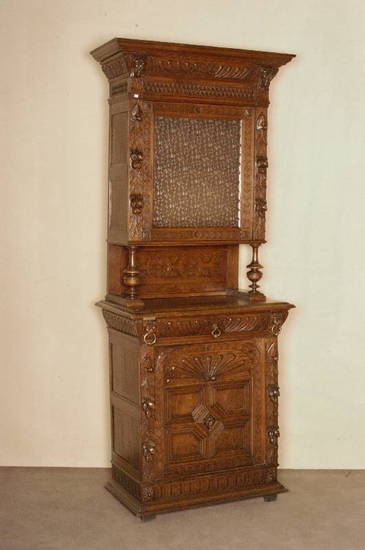 Buffetschrank, Belgien, um 1880, Eiche massiv, mittelbraun, eintÜriges Oberteil mit Riffelglas, Front reichhaltig aus dem Vollholz floral ...