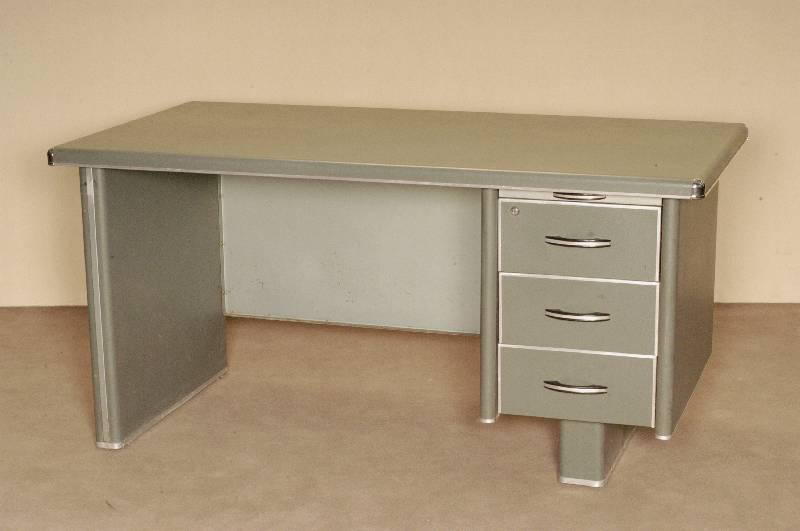 ArtDeco-Schreibtisch, Frankreich, um 1940, frei stellbar, drei große Schubladen (eine davon abschließbar) sowie eine flache Schublade fÜr ...