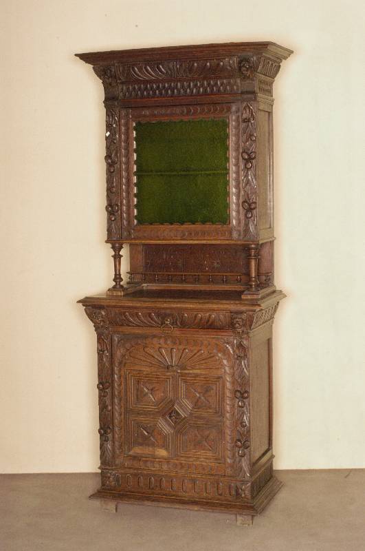 Buffetschrank, Belgien, um 1880, Eiche massiv, dunkelbraun, eintÜriges Oberteil mit grÜnlichem Glas, Front reichhaltig floral beschnitzt, aus ...