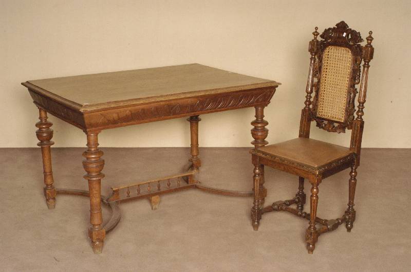 4 StÜhle, Frankreich/Belgien, um 1870, Eiche massiv, hohe RÜckenlehne mit Binsengeflecht umrandet, vorne massive Weinlaub- und ...
