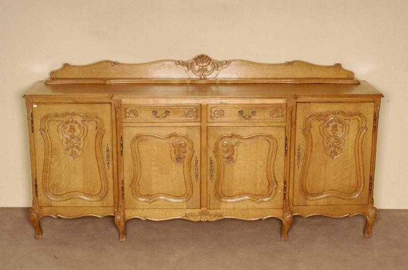 Anrichte, Belgien, im Stil der Renaissance, Eiche massiv, vier TÜren mit geschwungenem Rahmenprofil, mittige Medaillonschnitzerei, 2 MitteltÜren ...
