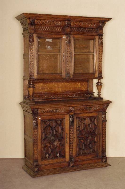 Buffetschrank, Belgien, um 1880, Eiche massiv, zweitÜriges Oberteil als Vitrine verglast, aufwendige Kerb- und 3 LÖwenkopfschnitzereien, ...