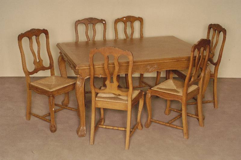 Tisch und 6 StÜhle, Belgien, im Stil der Renaissance, Eiche massiv, Stuhlbeine floral beschnitzt, RÜckenlehne in geschwungener Form mit floraler ...