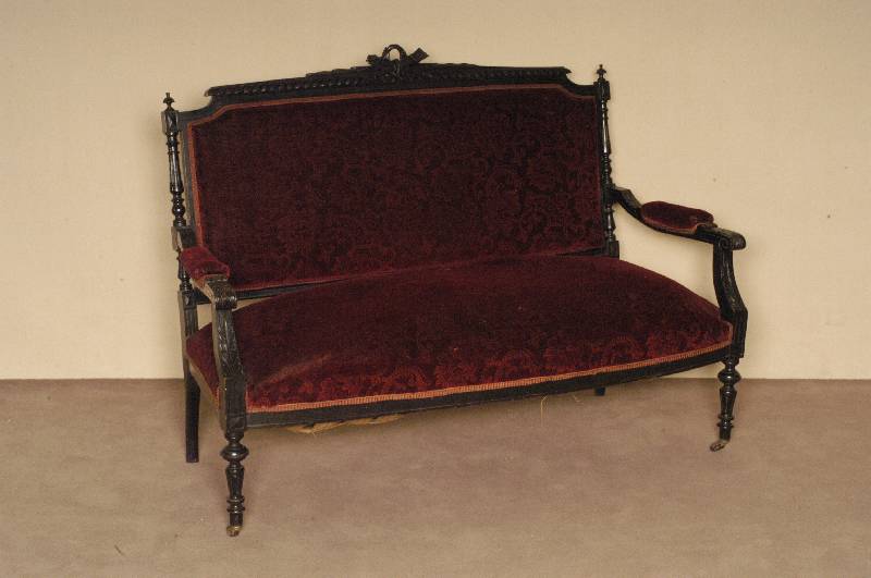 Salonsofa, Frankreich, um 1870, Eiche schwarz gefasst, Louis-XVI, reichhaltige Kerbschnitzerei, RÜckenlehne mit gedrechselten SÄulen, ...