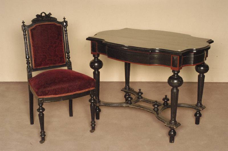 6 StÜhle, Frankreich, um 1870, Eiche schwarz gefasst, Louis-XVI, RÜckenlehne mit gedrechselten SÄulen, Abschlußschnitzerei, Stuhlbeine ...