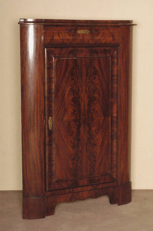 Eckschrank, norddeutsch, um 1860, Korpus Eiche massiv, Pyramidenmahagonifurnier durchgehend gespiegelt, Front leicht geschwungen, TÜr auf Rahmen ...