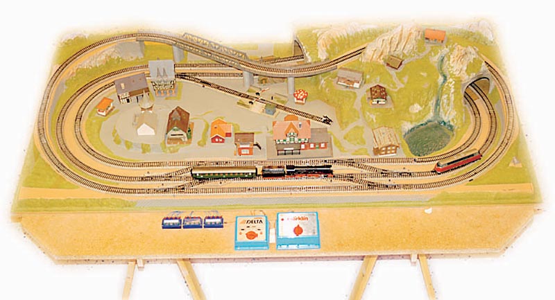 Komplette MÄrklin-Anlage, 80er/90er J., Spur HO, "Noch"-FertiggelÄnde "AltmÜhl" Nr. 81620, Dampflok Nr. 3310 und eine ...