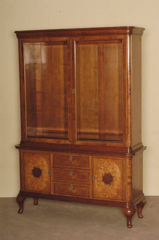 Aufsatzvitrine, deutsch, um 1910, Korpus Hartholz, Chippendalestil, Kirschbaum massiv, Kirschbaumfurnier, z.T. gespiegelt verlegt, abgerundete ...