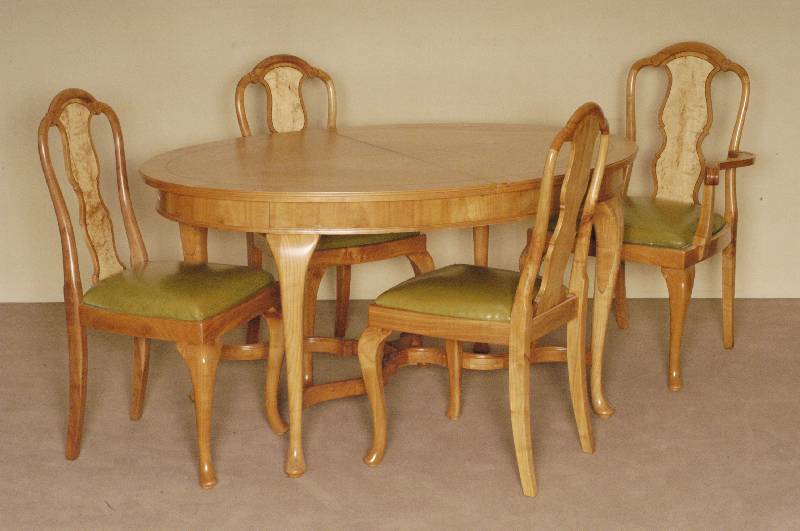 Sitzensemble, deutsch, um 1910, bestehend aus Ausziehtisch, 6 StÜhlen und 2 ArmlehnstÜhlen, Chippendalestil, Kirschbaum massiv, ...
