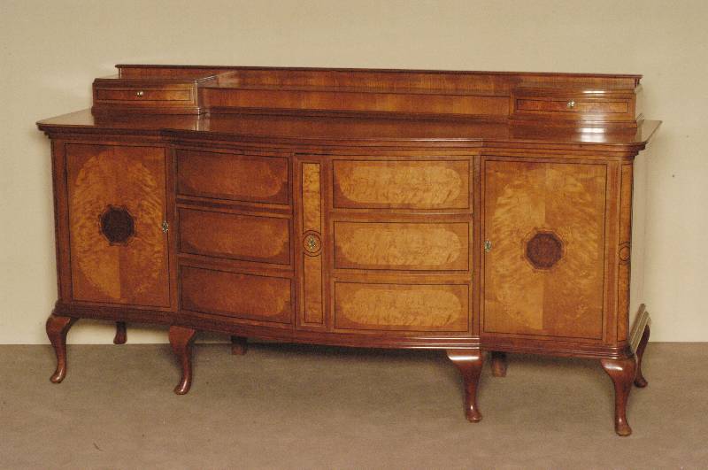 Sideboard, deutsch, um 1910, Korpus Hartholz, Kirschbaum massiv, Kirschbaumfurnier, z.T. gespiegelt verlegt, Chippendalestil, 6 Blendschubladen, 4 ...