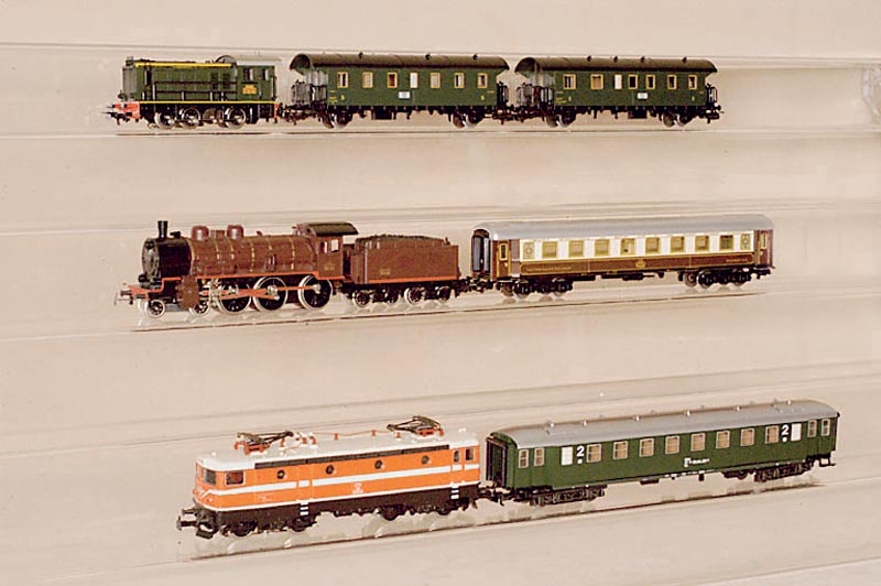 Österreichischer Personenzug, MÄrklin, 80er J., Spur HO, E-Lok Nr. 3041, diese intakt, 3 x 4241 Eilzugwagen, ein GepÄckwagen Nr. 4110 , alles im ...