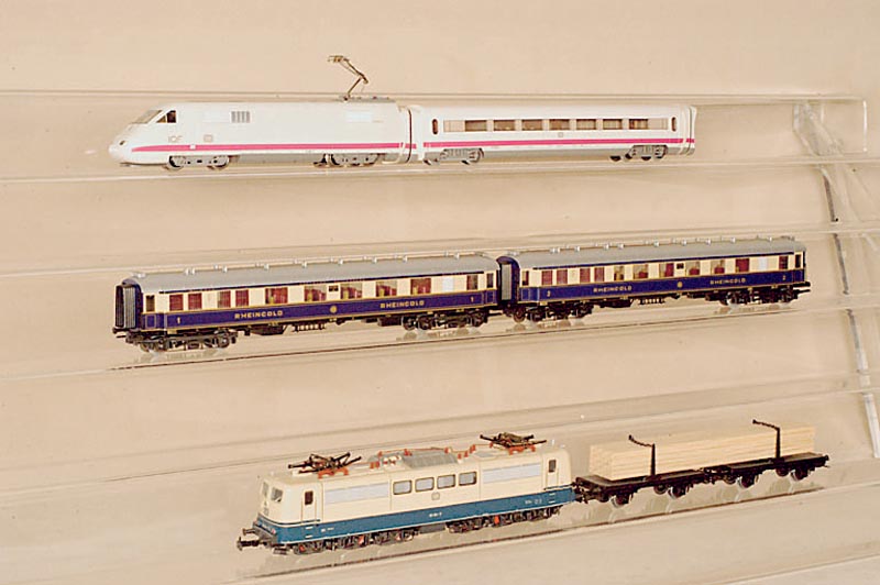 GÜterzug, MÄrklin, 80er Jahre, Spur HO, GÜterzug-Lok Nr. 3058, dazu 3 Langholzwagen Nr . 4665, alle im orig. Karton, min. bespielt