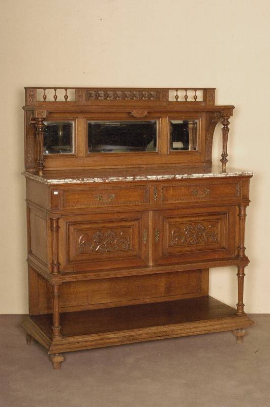 Anrichte, Frankreich, um 1890, Eiche massiv, Unterteil mit 2 TÜren und 2 SchÜben, TÜrinlets mit floraler Schnitzerei, seitlich gedrechselte ...