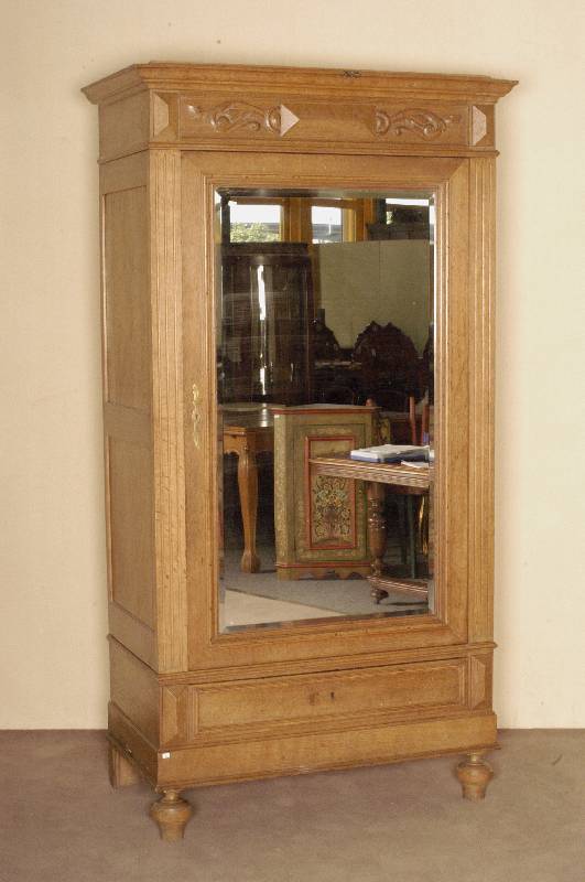 Dielenschrank, deutsch, um 1870, Eiche massiv, eintÜriges MÖbel mit facettierter Spiegelscheibe, Seitenteile mit LÄngsnutenprofil, ...