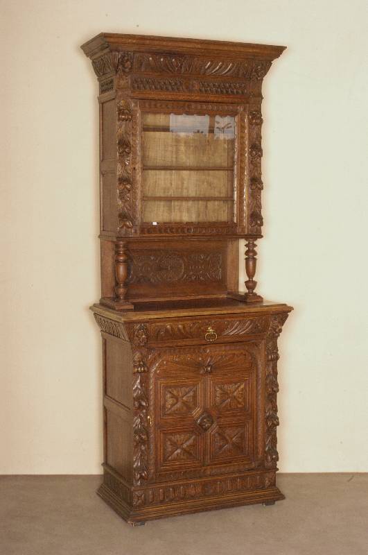 Buffetschrank, Belgien, um 1880, Eiche massiv, eintÜriges Oberteil einfach verglast, Front mit aufwendiger Kerb- und floraler Schnitzerei aus dem ...