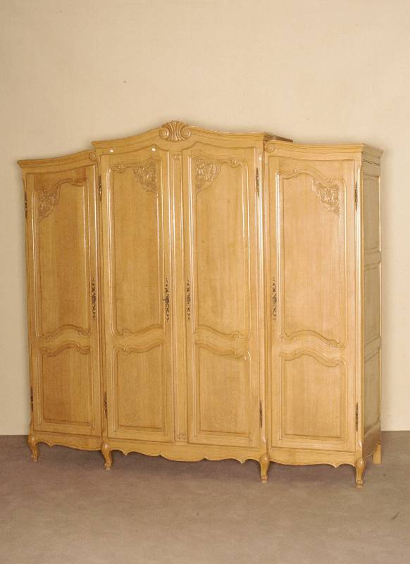 Schrank, Belgien, im Stil der Renaissance, Eiche massiv, hell und Weichholz, 4-tÜriger Aufbau, TÜren geschwungene Form und mit floraler ...