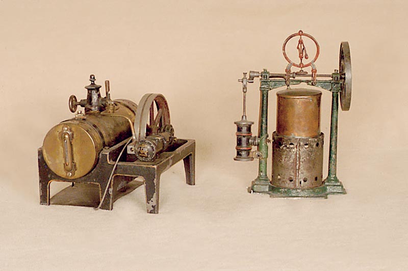 Miniaturdampfmaschine, deutsch, um 1920/30, Blech und Eisen, einige Teile lose, jedoch anbei, L. ca. 18 cm, Fkt. nicht gepr., Alterssp., ...
