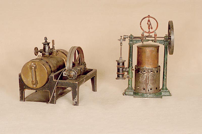 Miniaturdampfmaschine, Frankreich, um 1920/30 , Blech, Kupferkessel, mit Antriebsrad, Fkt. nicht gepr. selten, sammelwÜrdig, Alterssp., H . ca. 20 ...