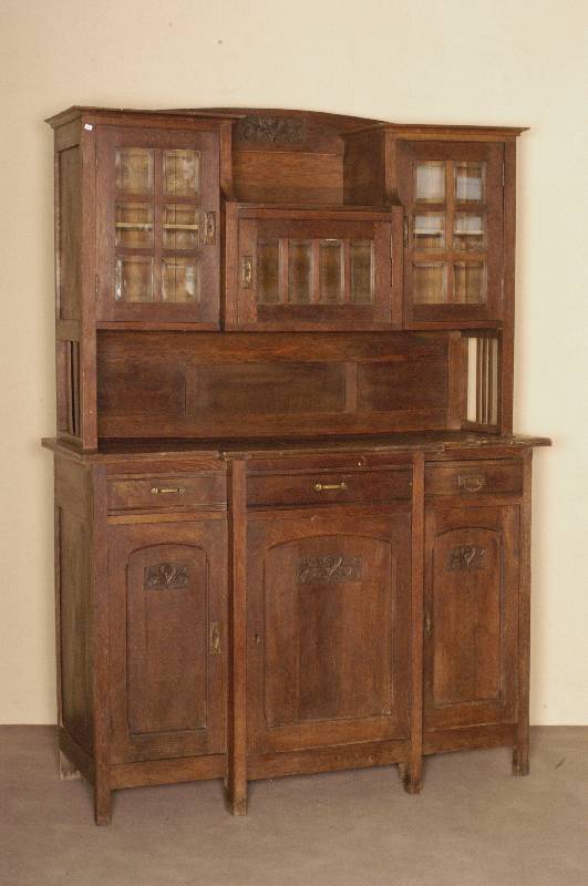 Buffetschrank, deutsch, um 1920, Jugendstil, Eiche massiv, Eichefurnier, Oberteil dreitÜrig mit fecettierten GlaseinsÄtzen (segmentartig), sparsame ...