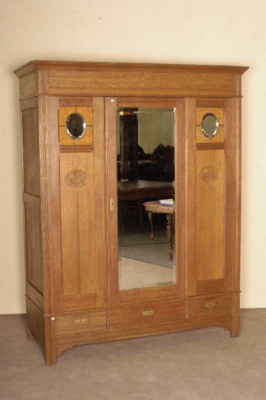 Kleiderschrank, deutsch, um 1910, Eiche massiv und Weichholz, dreitÜriges MÖbel mit facettierten SpiegeleinsÄtzen, SeitentÜren mit floraler ...