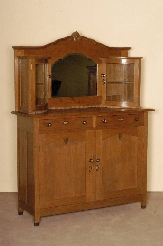 Aufsatzschrank, Holland, um 1910, Einfluß des ArtDeco, Korpus z.T. Weichholz, Eichefurnier, Platte Eiche massiv, eckige Beine durchgehend, 2 ...