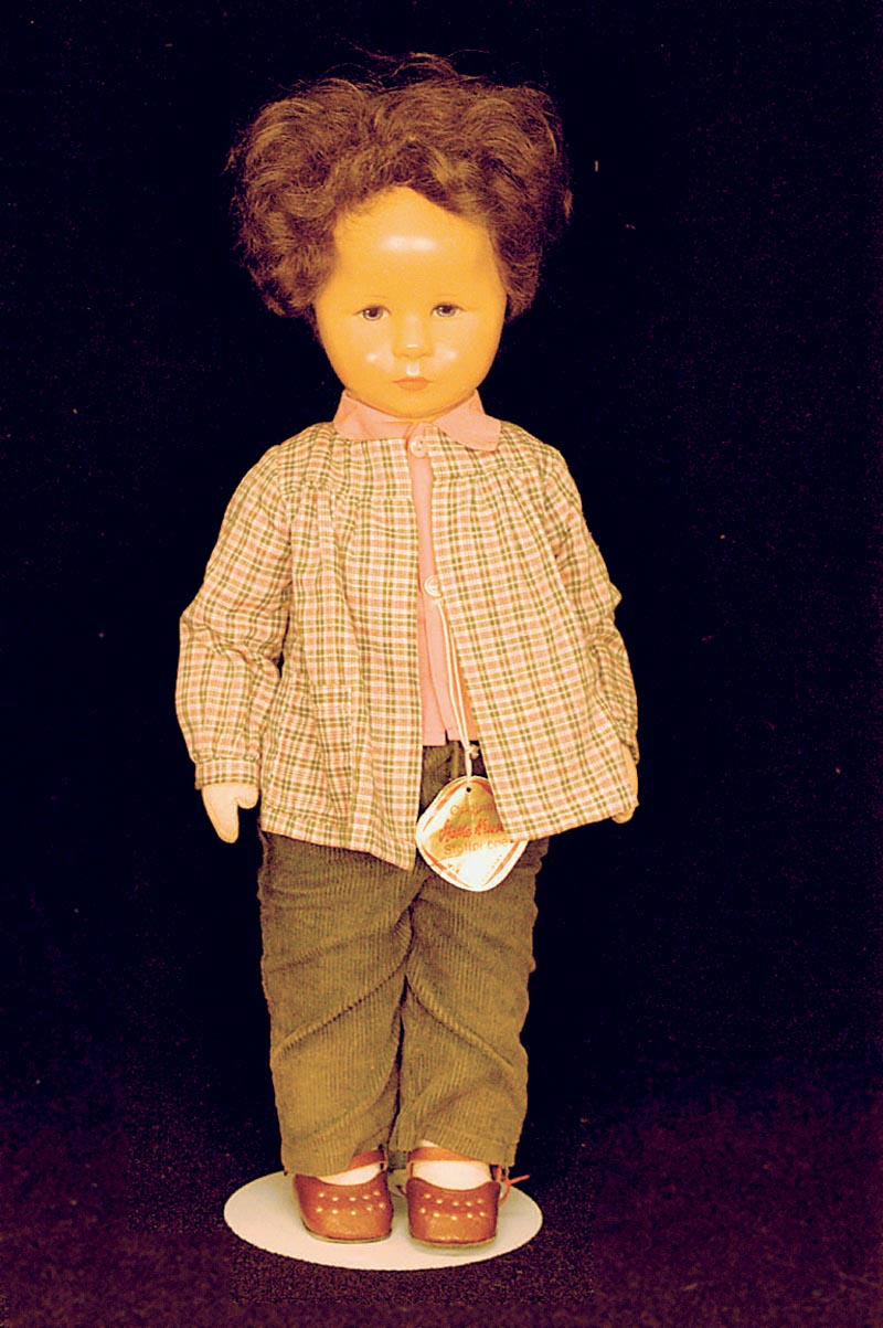 KÄthe Kruse Puppe, nach 1956, Kopf Kunststoff, StoffkÖrper gestopft, 2 Lichtpunkte im Auge, braune PerÜcke, schÖne Bemalung, am Fuß schwer ...