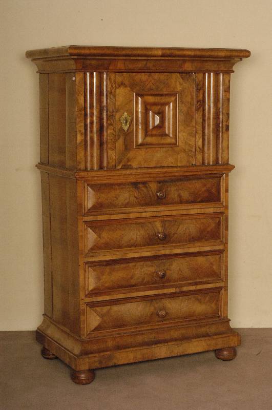 sogenannter Windelschrank, Schweiz/sÜddeutsch, um 1730, abgeleitet vom Wellenschrank, Oberteil und Seiten doppelt gewellt, Mittelteil einfach ...