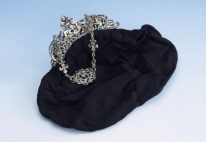 Tasche, deutsch um 1870, schwarzer Satin, BÜgel und Kette 800er Silber sehr feiner Guß, komplett nachgestochen, Putten in Rokaillen, ...