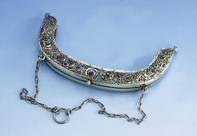 TaschenbÜgel Osteuropa/Orient um 1870, Silber, sehr feiner Guß, teilvergoldet, Schau- seite aufwend. bes. mit Farbsteinen (Rubin, Smaragd, ...