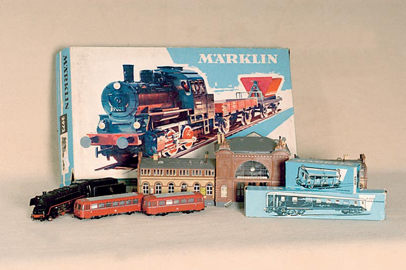 Großes MÄrklin-Konvolut, 60er Jahre, Spur HO , bestehend aus: Startpackung 2960, diese komplett mit Lok, Trafo, einer Kipplore und einem offenen ...