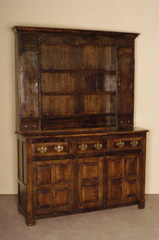 Dressoir/Cupboard, Wales, um 1720, Eiche massiv, RÜckwand Nadelholz, Front 3-tÜrig, fensterfÖrmig versprosst, 3 Schubladen, Oberteil mit vielen ...