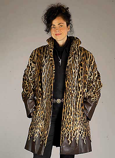 Ozelot-Longjacke, Gr. 40, Saum und BÜndchen mit braunem Glattleder im Zickzackmuster, gekauft in den 70er Jahren Pelzhaus Kunz, Mannheim, ...