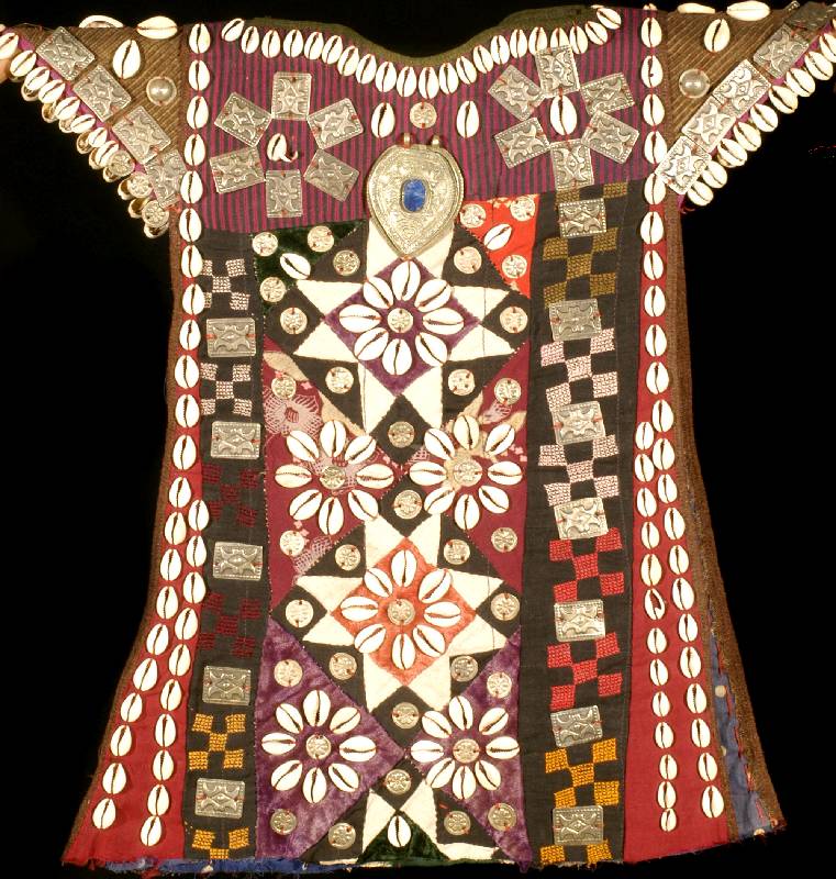 Kinder-Festtagskleid, Usbekistan, Antik 19.Jahrhundert, Behang mit Silbersud-Amulett u nd Kaurimuscheln, Grundgewebe Patchwork aus Ba umwollstoff ...