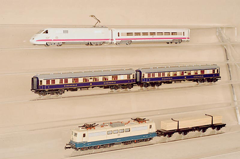 ICE-Triebwagenzug, MÄrklin, 1986-89, Spur HO , Nr. 3671, dazu 1 Abteilwagen Nr. 4171, fast unbespielt, Fkt. nicht geprÜft, sehr guter Zustand, ...