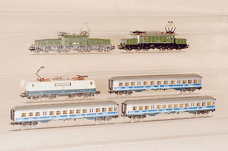 Flughafen-Zug, MÄrklin, 1983-87, Spur HO, Nr . 2856, E-Lok, BR 111 der DB, 3 Nahverkehrswagen mit Aufschrift "Flughafen Frankfurt am ...