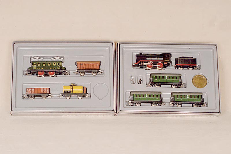 JubilÄums-Doppelzugpackung 50 Jahre MÄrklin HO , 1985, Nr. 0050, Dampflok R 700.10 und 3 Plattformwagen, E-Lok RS 700.10, Shell -Kesselwagen, ...