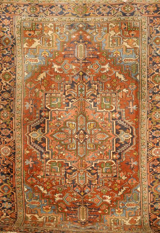 Heriz Alt, Persien, um 1910/20, Wolle auf Baumwolle, ca. 305 x 218 cm, SchÄtzwert: 2800.- EURO, EHZ: 3-4. Ein Wunderbar gezeichne tes Medaillon ...