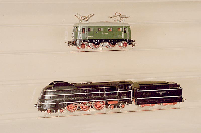 E-Lok, MÄrklin, 1948-49, Spur HO, ES 800, grÜn, Guß, Loch fÜr Fahrtrichtungsumschalter, altersbed. sehr guter Zustand, Fkt. nicht geprÜft, l. ...