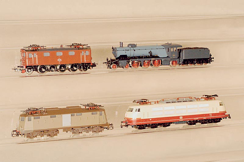 E-Lok, MÄrklin, 1985-86, Spur HO, Nr. 3657, rot/beige, l. bespielt, Fkt. nicht geprÜft, fÜr Einsatz im Digital-System geeignet, im orig. Karton