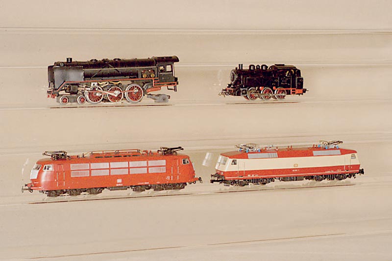 E-Lok, MÄrklin, 1985, Spur HO, Nr. 3653, beige/rot, fÜr Einsatz im Digital-System, Fkt. nicht geprÜft, min. bespielt, im orig. Karton,