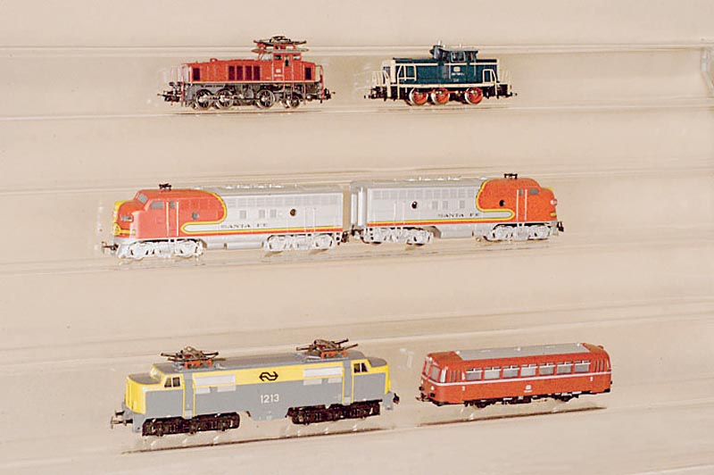 E-Lok und Schienenbus, MÄrklin, 80er Jahre, Nr. 3168, gelb/grau, Nr. 3016, rot, beide min. bespielt, Fkt. nicht geprÜft, im orig. Karton