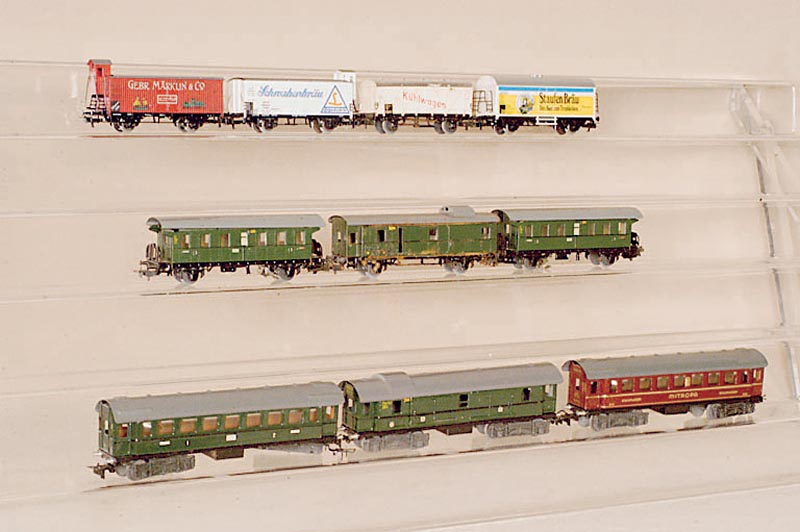 3 Wagen, MÄrklin, 50er Jahre, Spur HO, 2 Personenwagen, 329/1, grÜn, z.T. min. besch., GepÄckwagen, 329/4, grÜn, dieser z.T. stÄrker ...