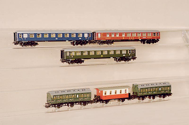 Konvolut 8 Personen- bzw. GepÄckwagen, MÄrklin , Spur HO, 50er/60er Jahre, alle Blech, 4085 , 4087, 4089, 4024, 4026, 4023, 4029 und ein ...